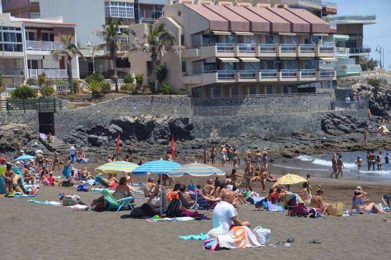 Los socorristas han optado por controlar el acceso al agua por la parte norte, lugar que suelen frecuentar las rayas mantelinas (Foto TA)