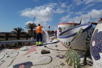 Limpieza de la rotonda de Las Tazas (Foto TA)