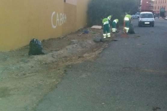 Limpieza de choque en el entorno de los colegios de San Juan (Foto TA)