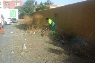 Limpieza de choque en el entorno de los colegios de San Juan (Foto TA)