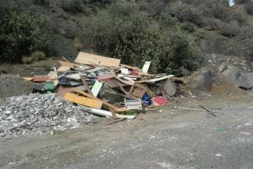 Limpieza en balde en el camino que va a la Sima de Jinámar (Foto TA)