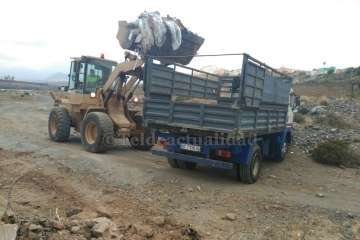 Retirados los 10.000 kilos de sardinas tirados en cajas en Tufia y Barranco Real (Foto TA)