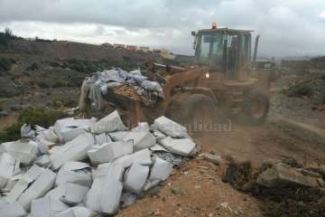 Retirados los 10.000 kilos de sardinas tirados en cajas en Tufia y Barranco Real (Foto TA)