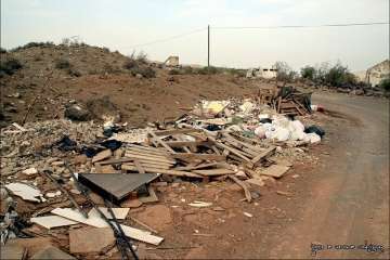 Vertidos ilegales en el entorno del barranquillo de Ojos de Garza (Foto José A. Verona Rodríguez)