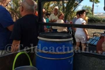 Aliviando la sed de las palmeras en Las Huesas-Telde (Foto TA)