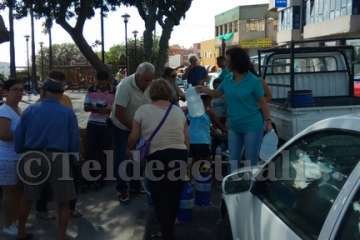 Aliviando la sed de las palmeras en Las Huesas-Telde (Foto TA)