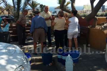 Aliviando la sed de las palmeras en Las Huesas-Telde (Foto TA)