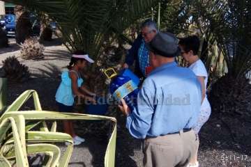 Aliviando la sed de las palmeras en Las Huesas-Telde (Foto TA)
