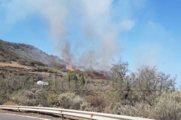  Incendio en la cumbre de la Isla, próximo a Cazadores-Telde (Foto TA)