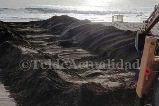 Canal abierto en la arena de la playa de Salinetas (Foto TA)