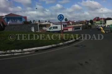 Un contenedor desplazado por el viento invade la calzada en la costa de Telde (Foto TA)