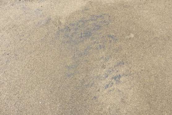 Usuarios advierten de finas manchas de alquitrán en La Garita-Telde (Foto TA)