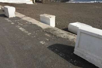 Malecones caídos sobre la arena en La Garita (Foto TA)