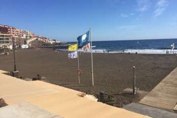 La carabela portuguesa 'arriba' de nuevo a la costa de Telde. Bandera indicativa de la presencia de medusas izada en la playa de Melenara en esta jornada (Foto TA)