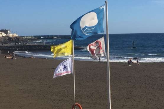 La carabela portuguesa 'arriba' de nuevo a la costa de Telde. Bandera indicativa de la presencia de medusas izada en la playa de Melenara en esta jornada (Foto TA)