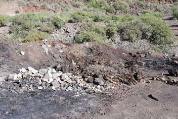 El edil Santana se interesa por los daños causados en Lomo Calasio por el incendio de anoche (Foto TA)