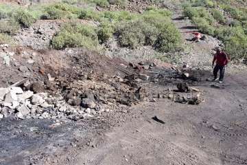 El edil Santana se interesa por los daños causados en Lomo Calasio por el incendio de anoche (Foto TA)