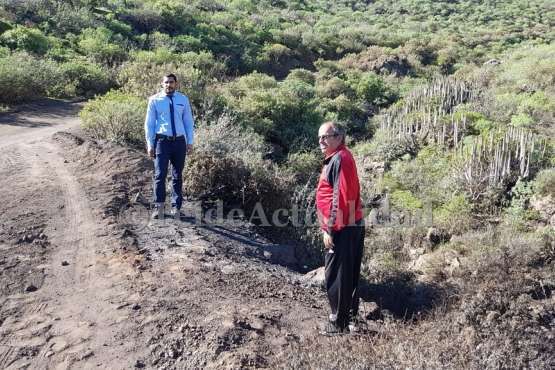 El edil Santana se interesa por los daños causados en Lomo Calasio por el incendio de anoche (Foto TA)