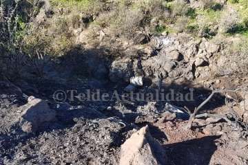 El edil Santana se interesa por los daños causados en Lomo Calasio por el incendio de anoche (Foto TA)