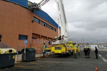 El viento causa la caída de un vallado agrícola y levanta el techo del Rita Hernández (Foto TA)