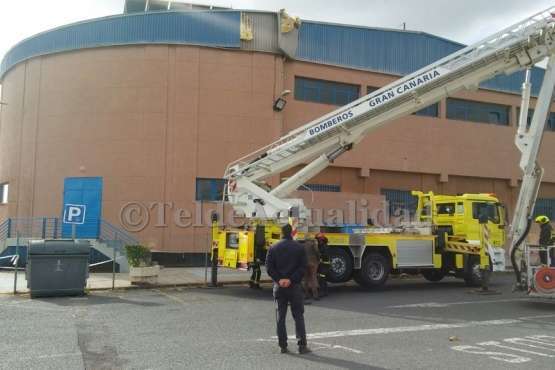 El viento causa la caída de un vallado agrícola y levanta el techo del Rita Hernández (Foto TA)