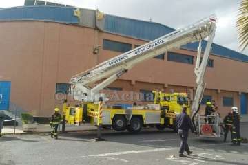 El viento causa la caída de un vallado agrícola y levanta el techo del Rita Hernández (Foto TA)