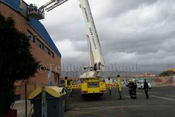 El viento causa la caída de un vallado agrícola y levanta el techo del Rita Hernández (Foto TA)