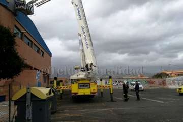 El viento causa la caída de un vallado agrícola y levanta el techo del Rita Hernández (Foto TA)