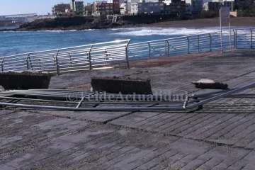 Playas arreglará los destrozos del oleaje a la valla metálica del muelle de Melenara-Telde (Foto TA)