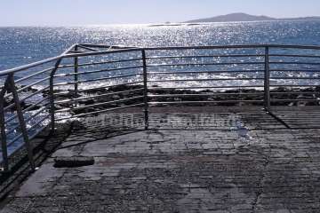 Playas arreglará los destrozos del oleaje a la valla metálica del muelle de Melenara-Telde (Foto TA)