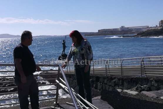 Playas arreglará los destrozos del oleaje a la valla metálica del muelle de Melenara-Telde (Foto TA)