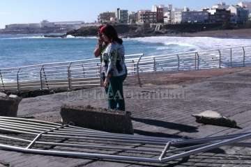 Playas arreglará los destrozos del oleaje a la valla metálica del muelle de Melenara-Telde (Foto TA)