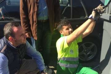 Sustitución de 300 pisantes rotos de los contenedores de Telde (Foto TA)