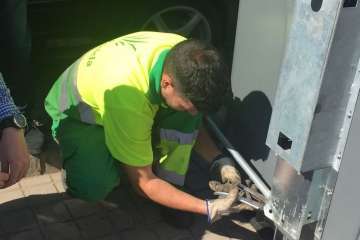 Sustitución de 300 pisantes rotos de los contenedores de Telde (Foto TA)