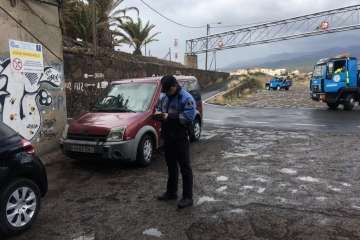 La Policía Local de Telde despeja de coches el barranquillo de Ojos de Garza (Foto TA)