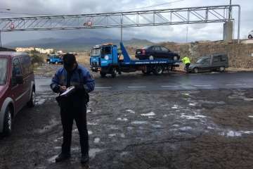 La Policía Local de Telde despeja de coches el barranquillo de Ojos de Garza (Foto TA)