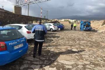 La Policía Local de Telde despeja de coches el barranquillo de Ojos de Garza (Foto TA)