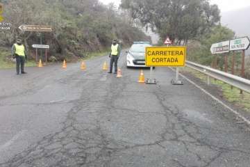 Todas las carreteras de la cumbre permanecen cortadas al empeorar el tiempo (Foto TA)