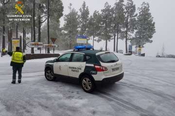 La Guardia Civil vigila la cumbre para evitar que ningún conductor circule por las peligrosas carreteras (Foto TA)