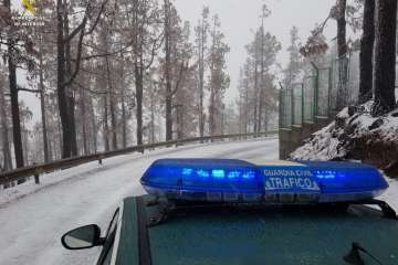 La Guardia Civil vigila la cumbre para evitar que ningún conductor circule por las peligrosas carreteras (Foto TA)