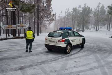 La Guardia Civil vigila la cumbre para evitar que ningún conductor circule por las peligrosas carreteras (Foto TA)