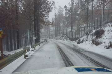 Las placas de hielo que se han formado en la mayoría de las vías ponen en grave riesgo a los conductores (Foto TA)