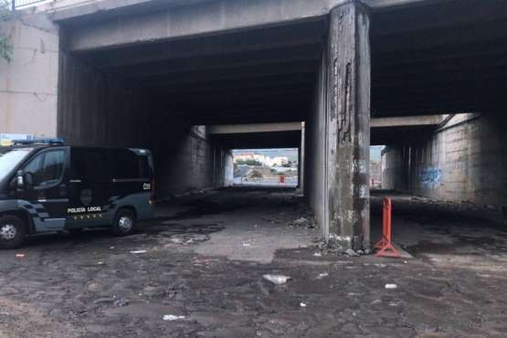 La Policía Local de Telde impide aparcar en el canal de Ojos de Garza (Foto TA)