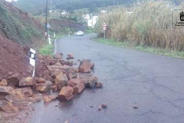 Las carreteras de Cazadores y Teror-san Mateo también se han visto afectadas por la caída de piedras (Foto TA)