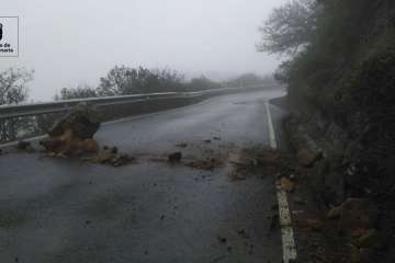 Las carreteras de Cazadores y Teror-san Mateo también se han visto afectadas por la caída de piedras (Foto TA)