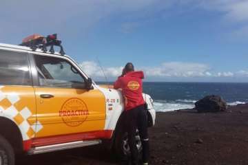 Los socorristas de Pro-activa que prestan el servicio de vigilancia en la costa de Telde colaboran en la búsqueda del marinero (Foto TA)
