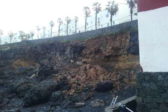 Derrumbe de rocas con posibles víctimas en Las Canteras (Foto TA)
