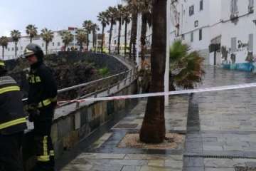 Derrumbe de rocas con posibles víctimas en Las Canteras (Foto TA)