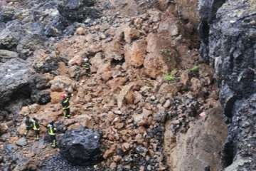 Los bomberos rastrean la zona en busca de desaparecidos (Foto TA)