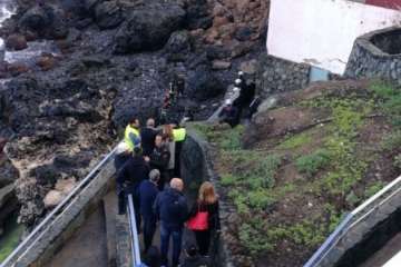 Los bomberos rastrean la zona en busca de desaparecidos (Foto TA)